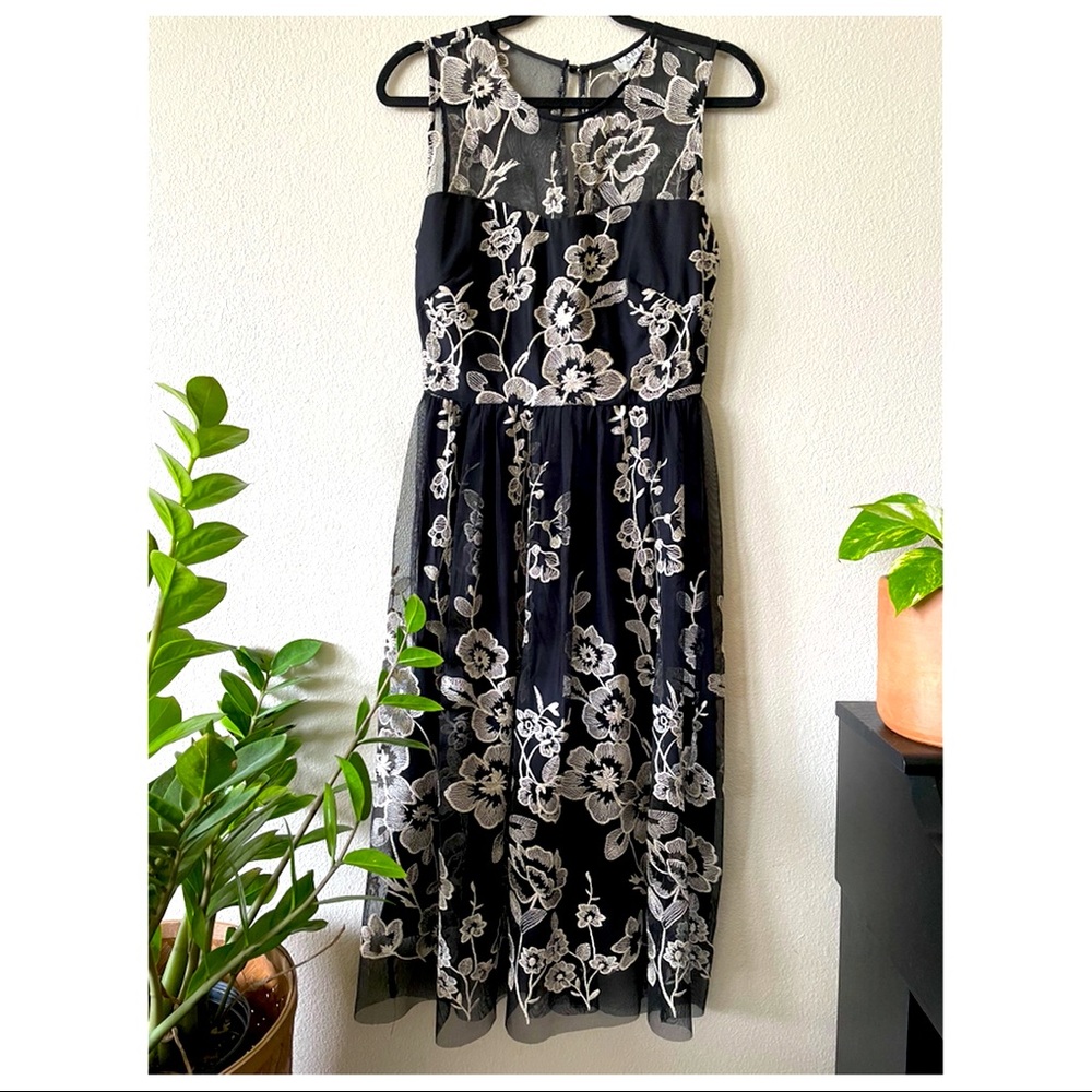 GORGEOUS EMBROIDERED FORMAL DRESS SIZE 4